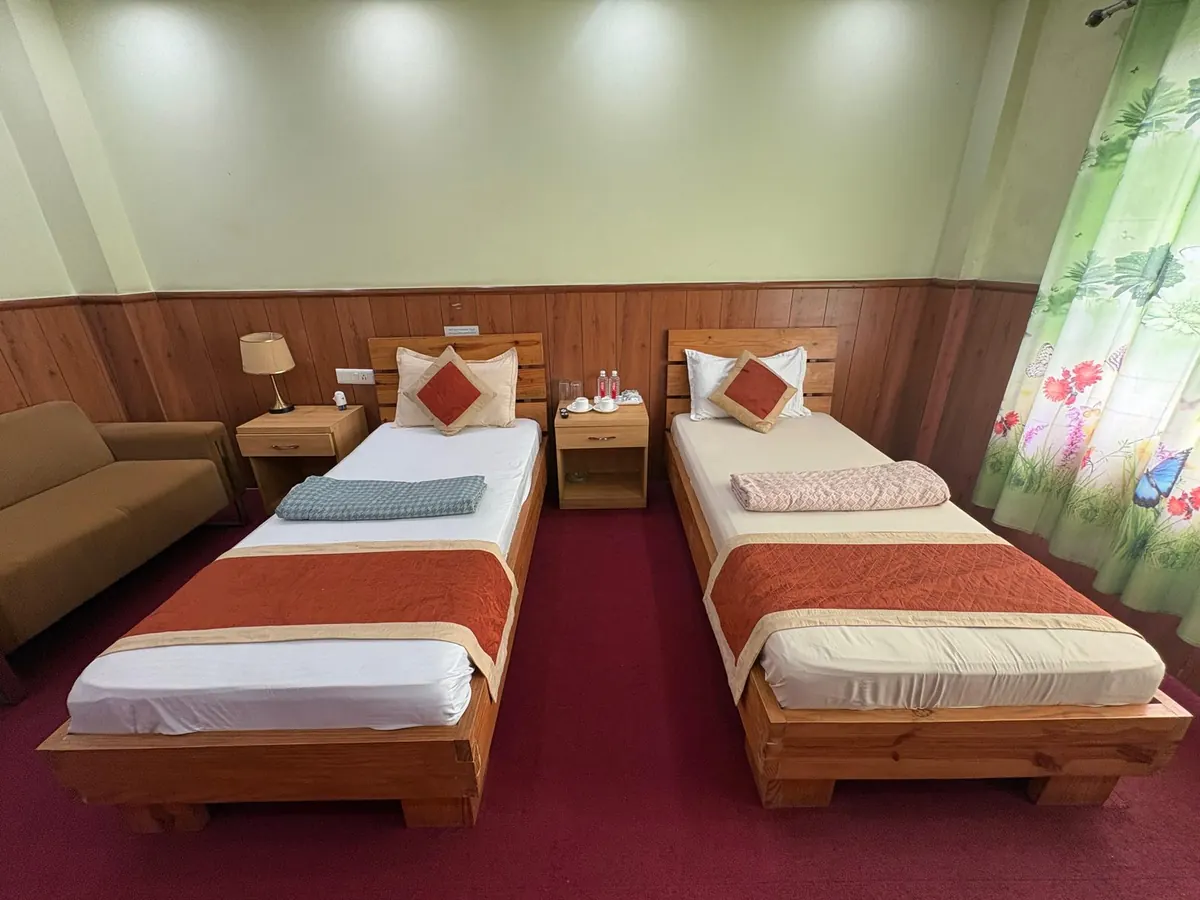 Deluxe Room with twin beds and a work table